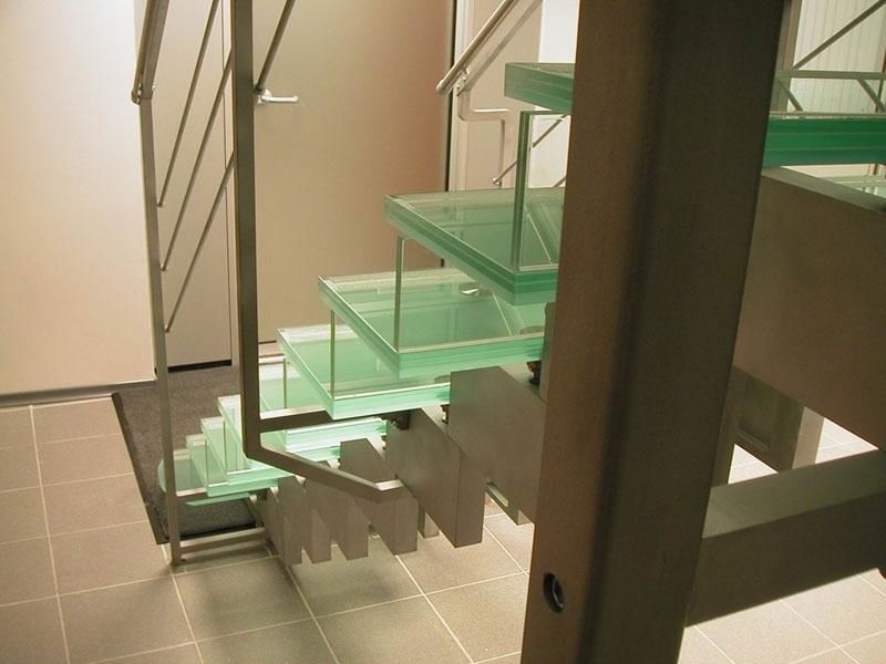Лестница в доме со стеклом