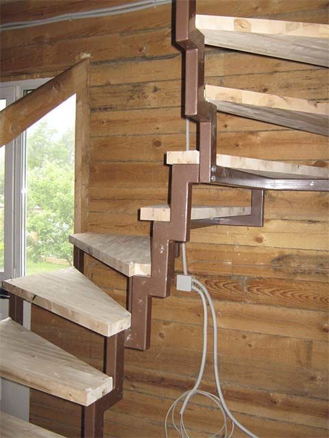 Металлокаркасе с деревянными ступенями