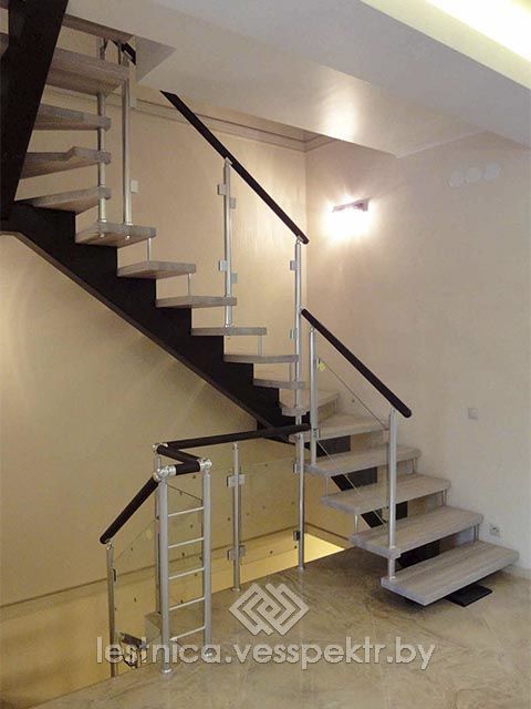Железная лестница с деревянными ступеням