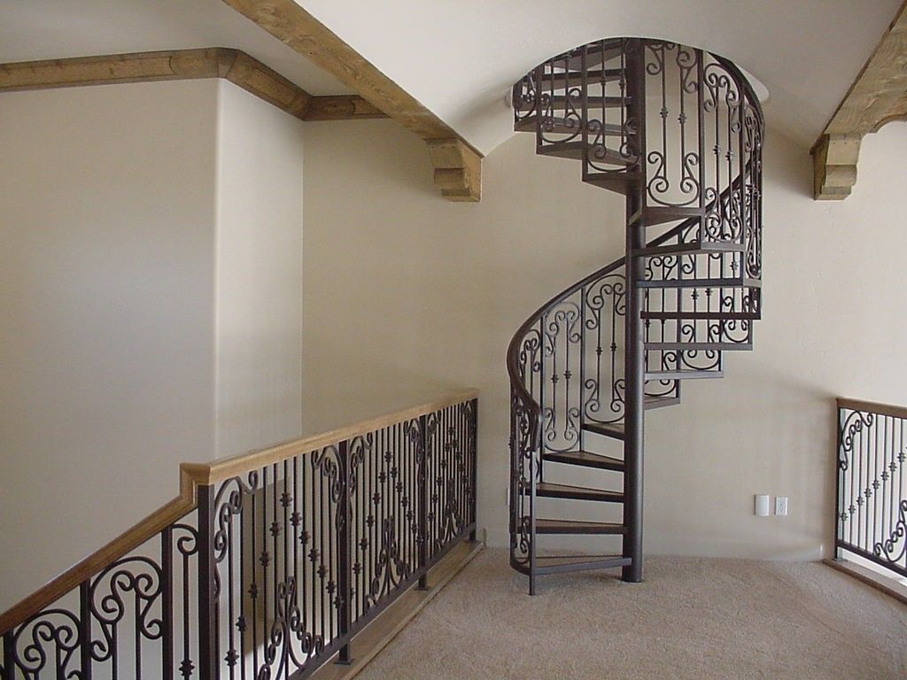 Металлические каркасы лестницы этаж