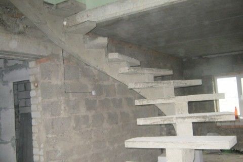 Монолитные бетонные лестницы в Москве по низкой цене, изготовление лестницы из бетона под ключ