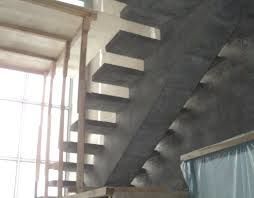 Бетонная лестница на косоуре