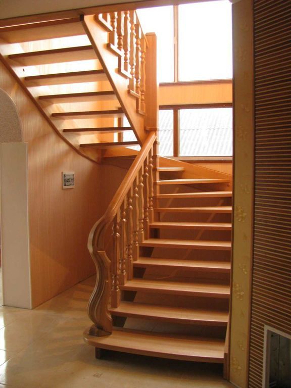 Лестница с площадкой на второй деревянная