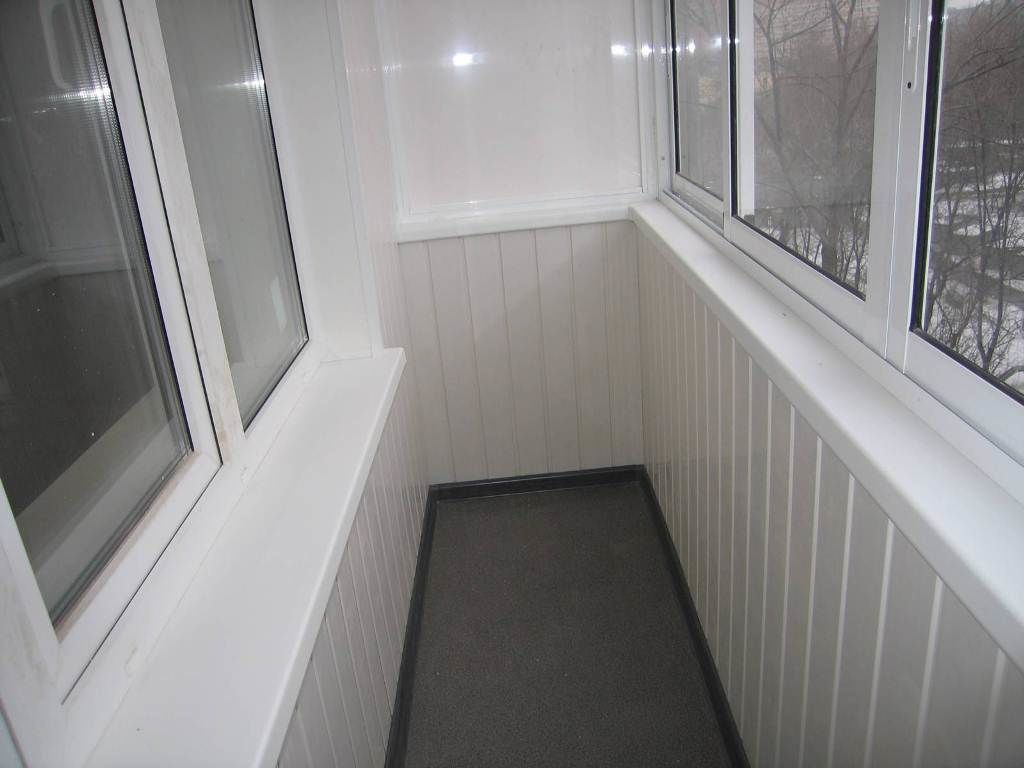 Внутренняя отделка балкона ПВХ-панелями — Цены на обшивку лоджии пластиковыми панелями
