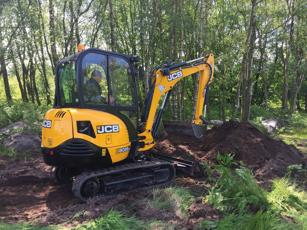 В аренду мини-экскаватор JCB 8026 для работы на дачном участке, колодец,  цена в Минске от компании УМ-2020