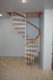 Интерьерная лестница ВЕРОНА - Винтовая лестница выполнена целиком из стали #1