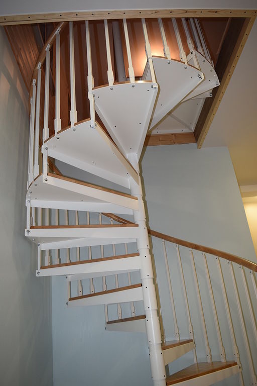 Интерьерная лестница ВЕРОНА - Винтовая лестница выполнена целиком из стали 2