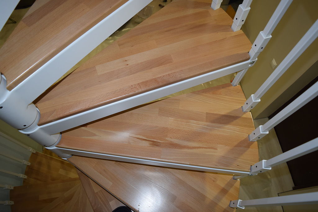 Интерьерная лестница ВЕРОНА - Винтовая лестница выполнена целиком из стали 3