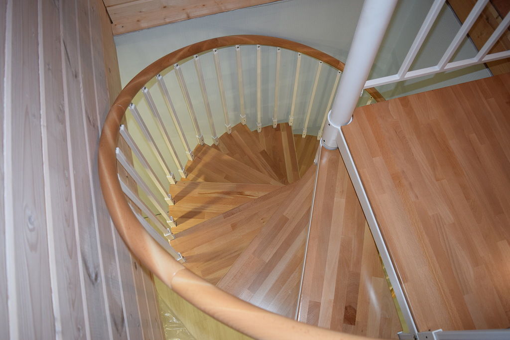 Интерьерная лестница ВЕРОНА - Винтовая лестница выполнена целиком из стали 5
